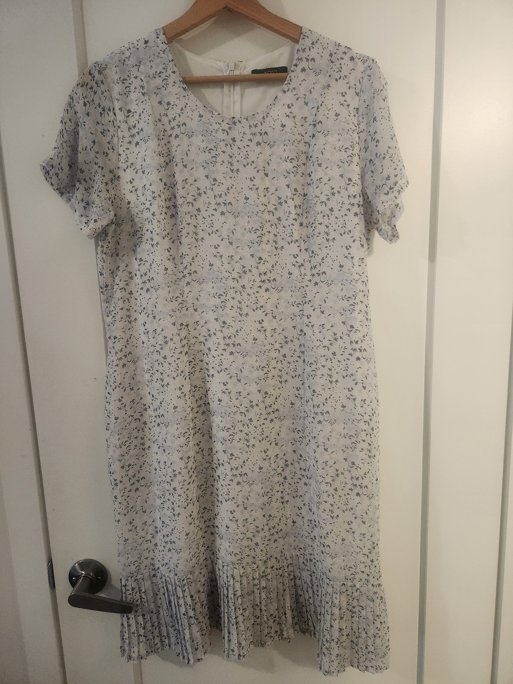 Cream Floral Short-Sleeve Maxi Dress with Pleated Hem